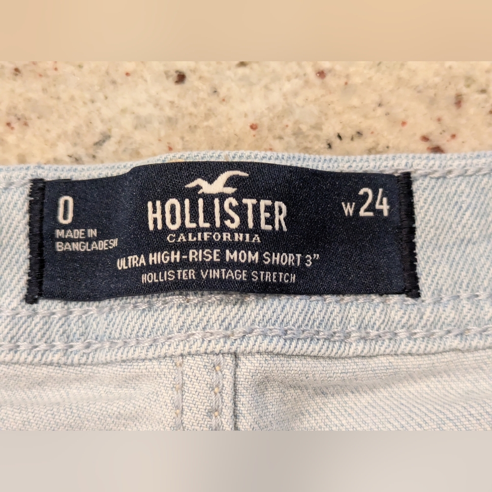 Hollister Ultra High-Rise Mom patchwork denim shorts with a button fly and fraye - Picture 4 of 9